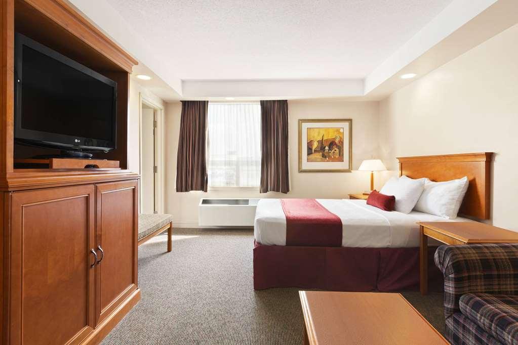 Travelodge By Wyndham Spruce Grove Room photo